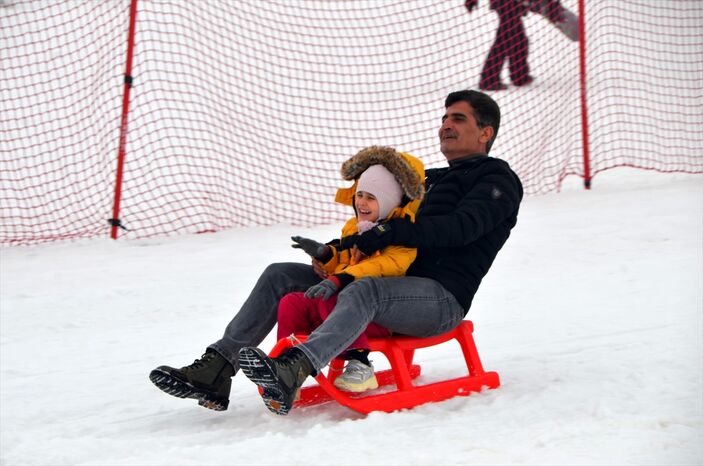 Hakkari ve Muş'taki afetzedeler kayak yaparak depremi unuttu