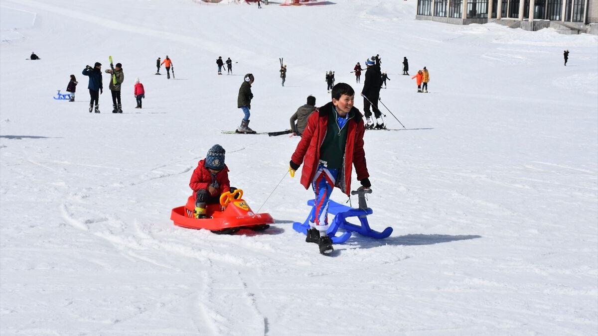 Hakkari ve Muş'taki afetzedeler kayak yaparak depremi unuttu