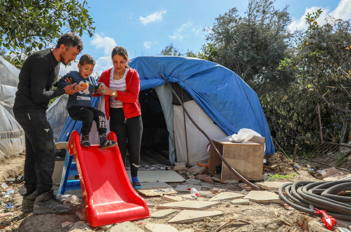 Hatay'da ev sahiplerinin gözetiminde hasarlı binaların yıkımı sürüyor
