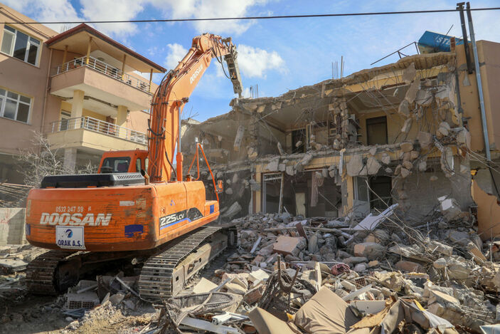 Hatay'da ev sahiplerinin gözetiminde hasarlı binaların yıkımı sürüyor
