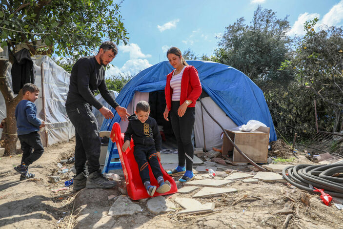Hatay'da ev sahiplerinin gözetiminde hasarlı binaların yıkımı sürüyor