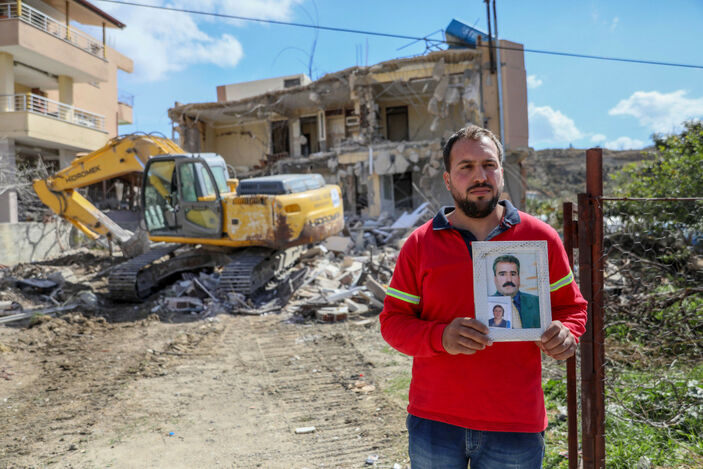 Hatay'da ev sahiplerinin gözetiminde hasarlı binaların yıkımı sürüyor
