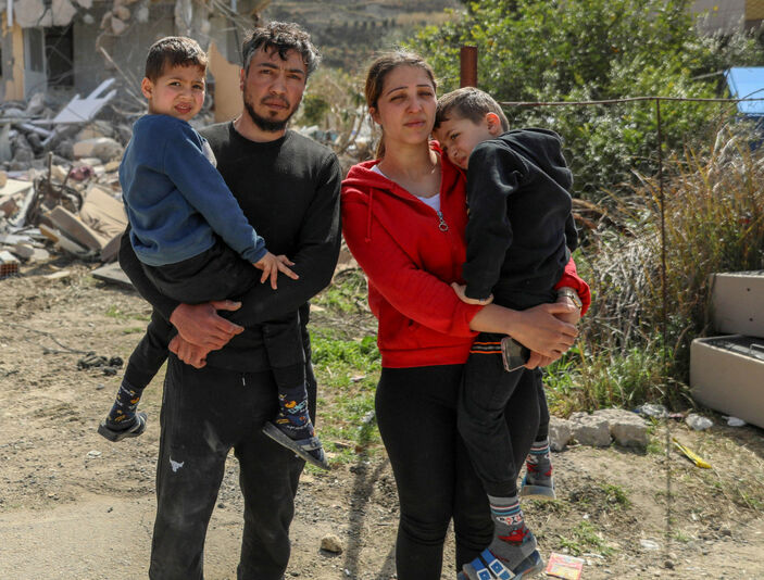 Hatay'da ev sahiplerinin gözetiminde hasarlı binaların yıkımı sürüyor