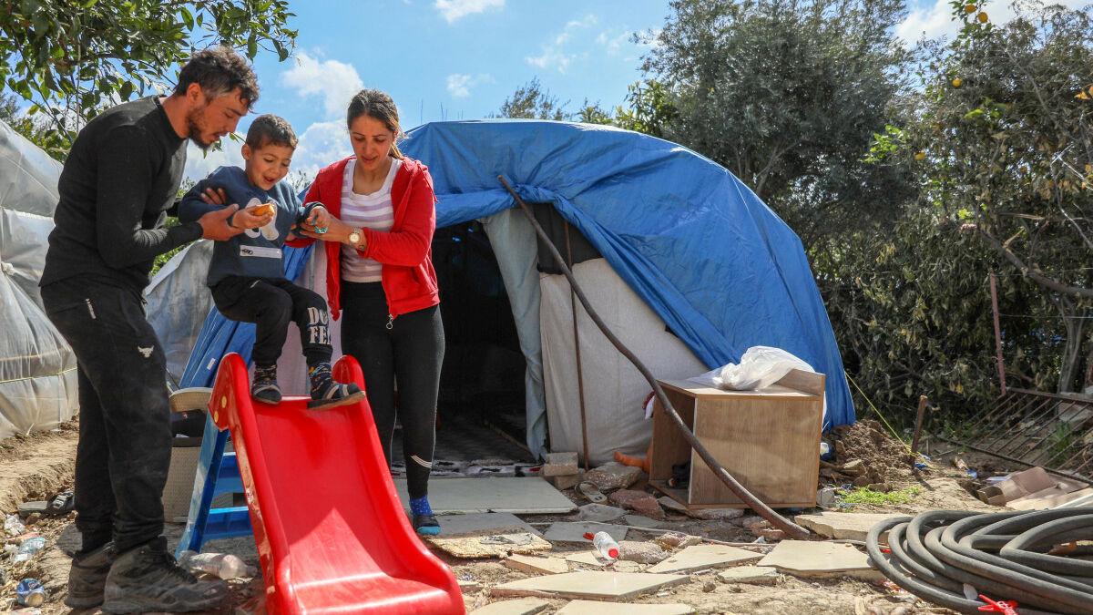 Hatay'da ev sahiplerinin gözetiminde hasarlı binaların yıkımı sürüyor