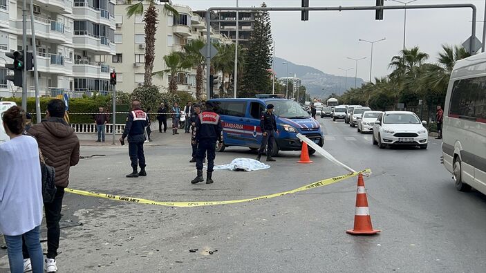 Hatay'dan Antalya'ya gelen depremzede ailenin karıştığı trafik kazasında 3 kişi kişi can verdi