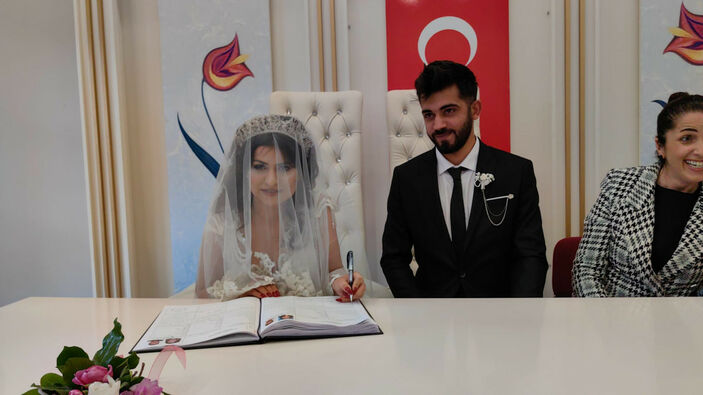 Hataylı depremzedeler Bursa'da nikah masasına oturdu