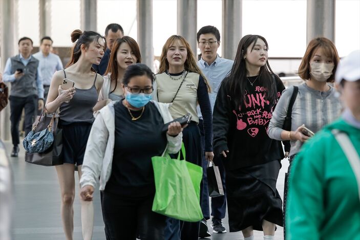 Hong Kong'da 945 gün sonra maske zorunluluğu kalktı