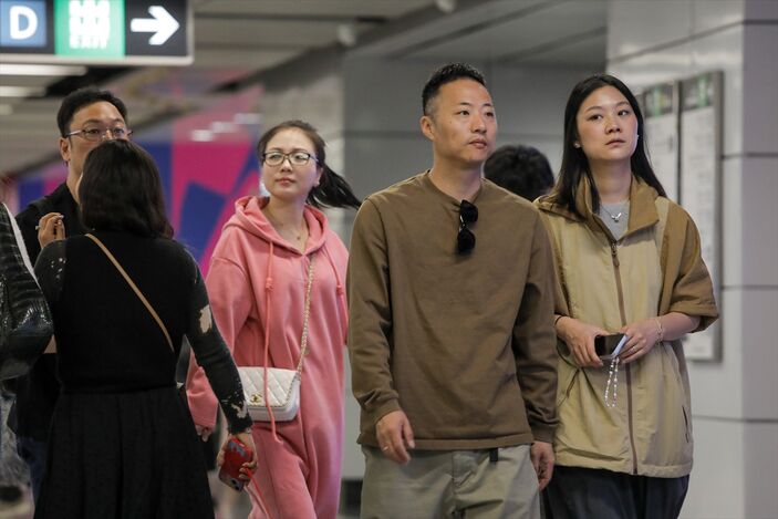 Hong Kong'da 945 gün sonra maske zorunluluğu kalktı