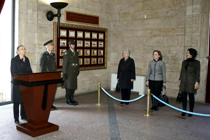 Hulusi Akar'ın eşi Şule Akar ve komutan eşlerinden Anıtkabir'e ziyaret