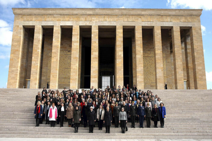 Hulusi Akar'ın eşi Şule Akar ve komutan eşlerinden Anıtkabir'e ziyaret