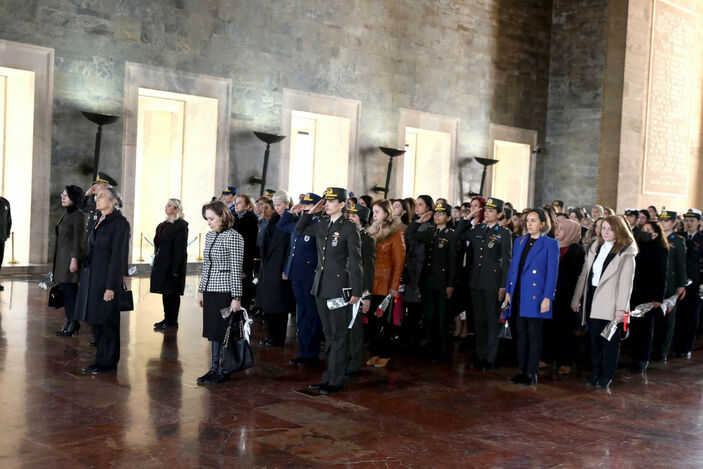 Hulusi Akar'ın eşi Şule Akar ve komutan eşlerinden Anıtkabir'e ziyaret