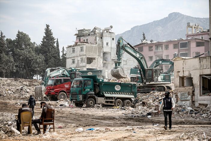 İngiliz mühendisler, deprem bölgesinde yıkımı araştırıyor