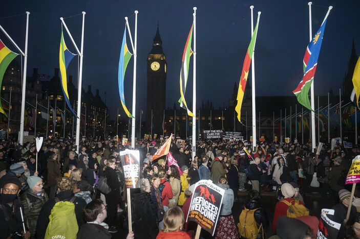 İngiltere'de yüzlerce kişi hükümetin düzensiz göçle mücadele yasa tasarısını protesto etti