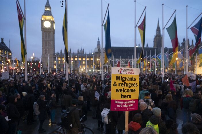 İngiltere'de yüzlerce kişi hükümetin düzensiz göçle mücadele yasa tasarısını protesto etti