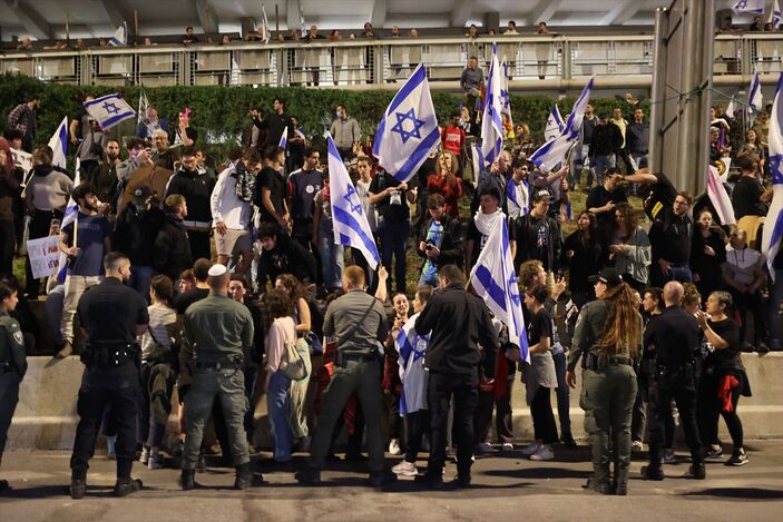 İsrail'de halk, Netanyahu’nun yargı düzenlemesine karşı sokağa çıktı