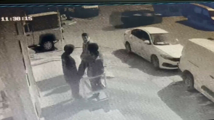 İstanbul'da otomobil kaldırımda bulunan 4 kişiye çarptı