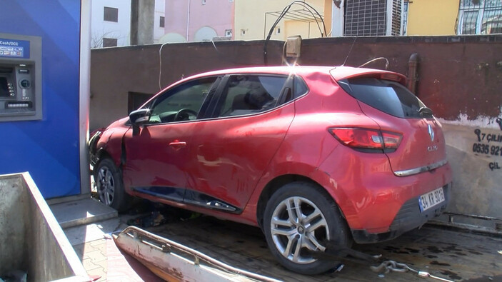 İstanbul'da otomobil kaldırımda bulunan 4 kişiye çarptı