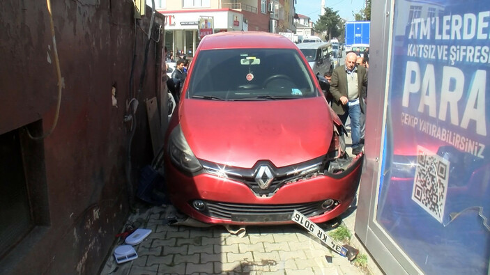 İstanbul'da otomobil kaldırımda bulunan 4 kişiye çarptı