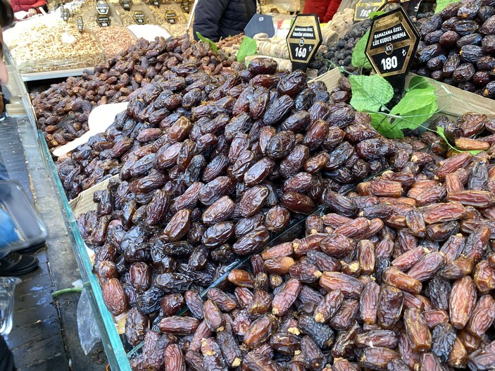 İstanbul'da Ramazan hazırlığı! Eminönü'nde yoğunluk başladı...