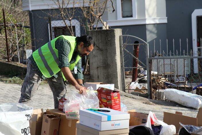İzmir depreminde oğlunu kaybeden baba deprem bölgesine yardıma koştu