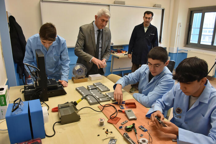 İzmir'de liselilerden depremzedeler için taşınabilir şarj cihazı