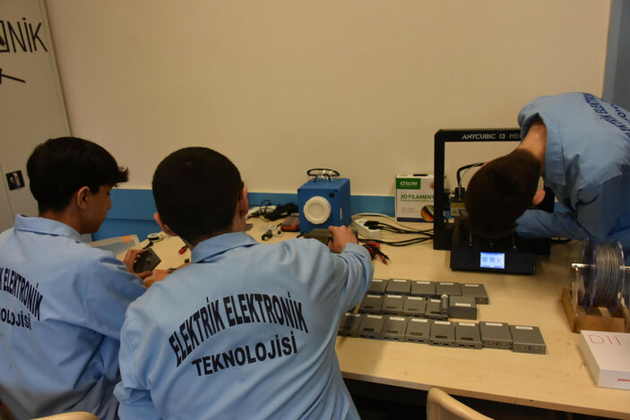 İzmir'de liselilerden depremzedeler için taşınabilir şarj cihazı