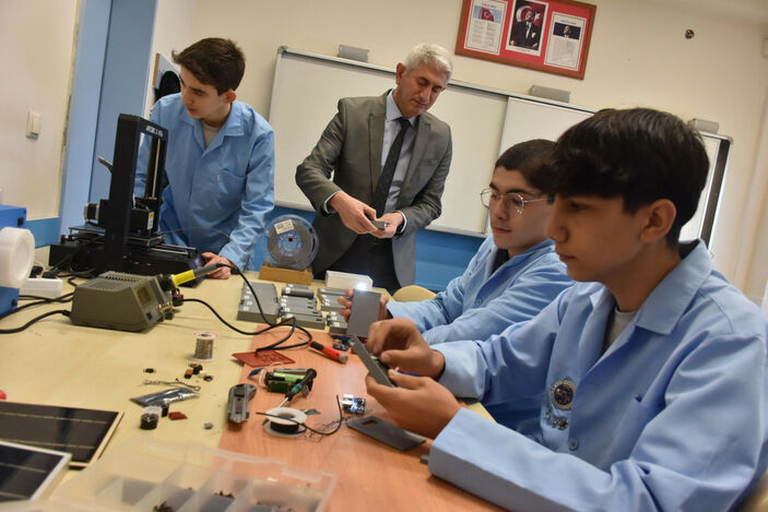 İzmir'de liselilerden depremzedeler için taşınabilir şarj cihazı