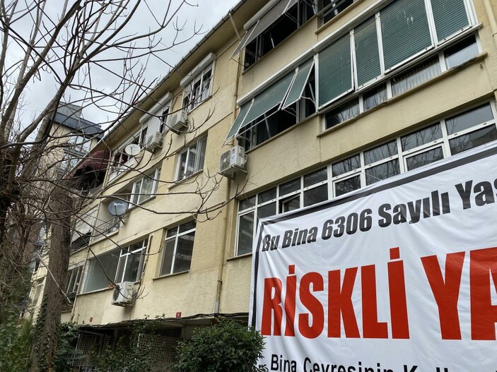 Kadıköy'de müteahhit oyunu: Korkutmak için bina duvarına pankart astırdı