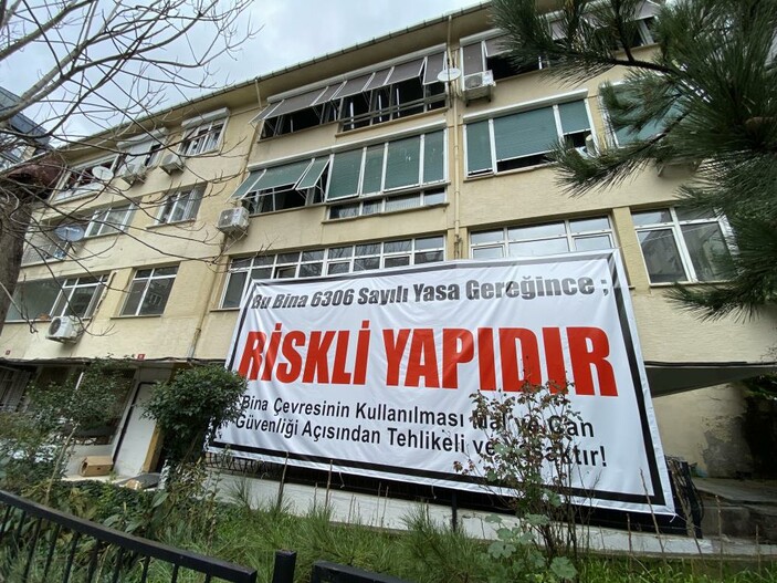 Kadıköy'de müteahhit oyunu: Korkutmak için bina duvarına pankart astırdı
