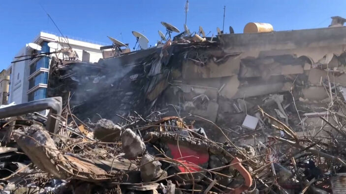 Kahramanmaraş'ta enkaz altında kalan anne ve ablası için bekliyor