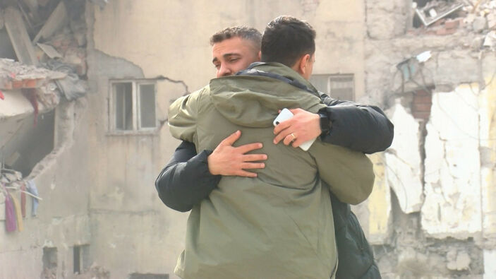 Kahramanmaraş'ta enkaz altında kalan anne ve ablası için bekliyor