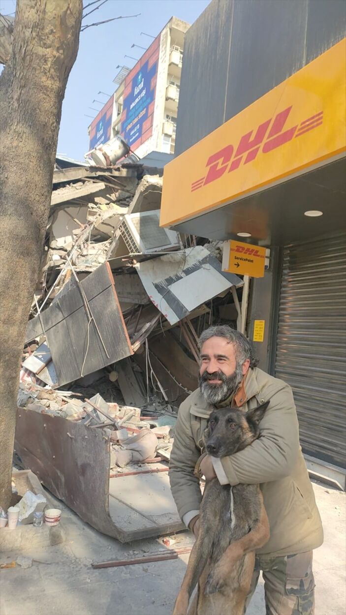 Kahramanmaraş'ta enkazdan çıkarılan adam tedavisinin ardından kendisini kurtaran köpekle buluştu