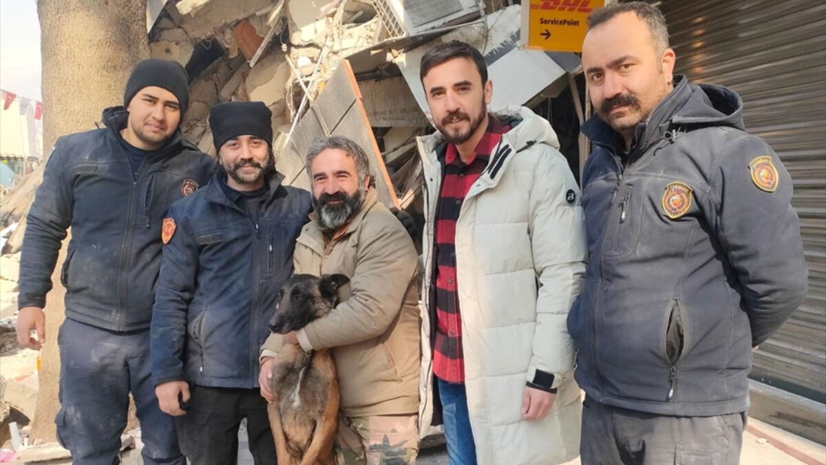 Kahramanmaraş&#039;ta enkazdan çıkarılan adam tedavisinin ardından kendisini kurtaran köpekle buluştu
