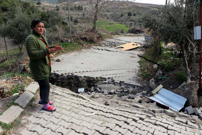 Kahramanmaraş'ta fay hattının geçtiği yol çöktü: Müstakil evin yönü değişti