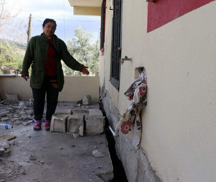 Kahramanmaraş'ta fay hattının geçtiği yol çöktü: Müstakil evin yönü değişti