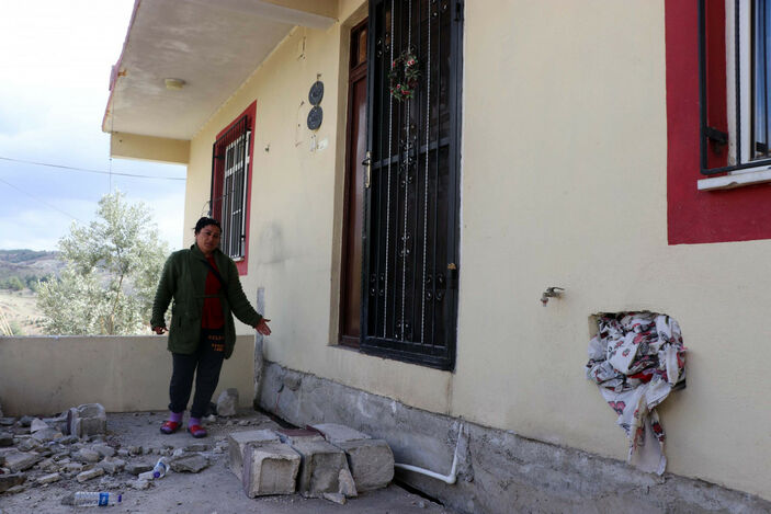 Kahramanmaraş'ta fay hattının geçtiği yol çöktü: Müstakil evin yönü değişti