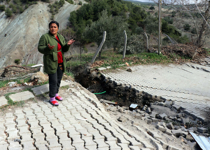 Kahramanmaraş'ta fay hattının geçtiği yol çöktü: Müstakil evin yönü değişti