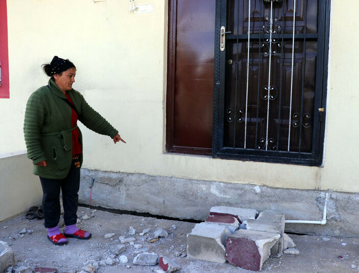 Kahramanmaraş'ta fay hattının geçtiği yol çöktü: Müstakil evin yönü değişti