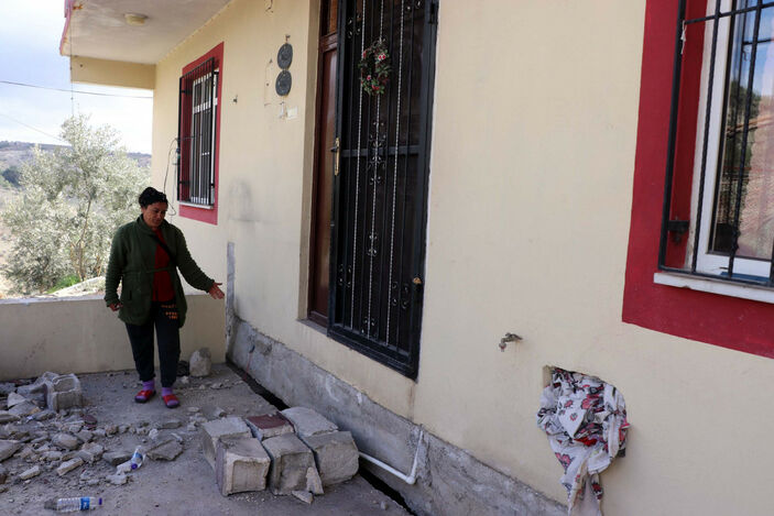 Kahramanmaraş'ta fay hattının geçtiği yol çöktü: Müstakil evin yönü değişti