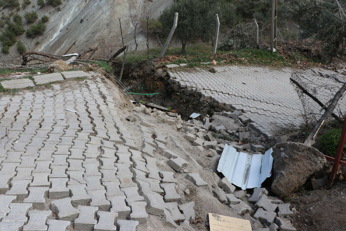 Kahramanmaraş'ta fay hattının geçtiği yol çöktü: Müstakil evin yönü değişti