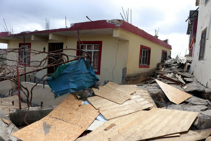 Kahramanmaraş'ta fay hattının geçtiği yol çöktü: Müstakil evin yönü değişti