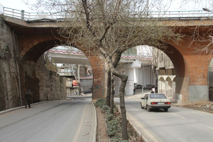 Kahramanmaraş'ta şehitler anısına yapılan Kanlıdere Köprüsü ayakta kaldı