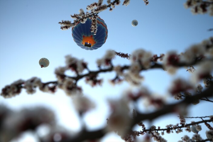 Kapadokya'ya bahar geldi! Sıcak hava balon turları yeniden başladı