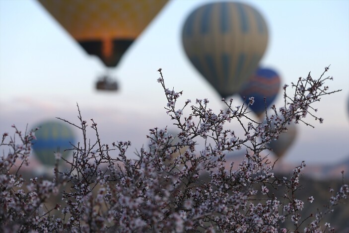 Kapadokya'ya bahar geldi! Sıcak hava balon turları yeniden başladı