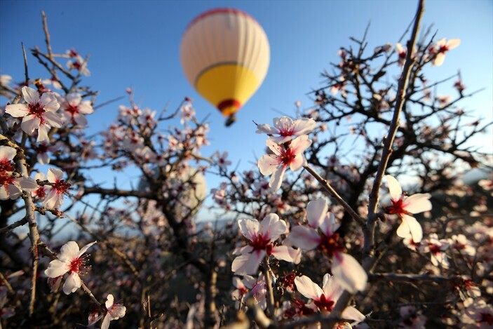 Kapadokya'ya bahar geldi! Sıcak hava balon turları yeniden başladı