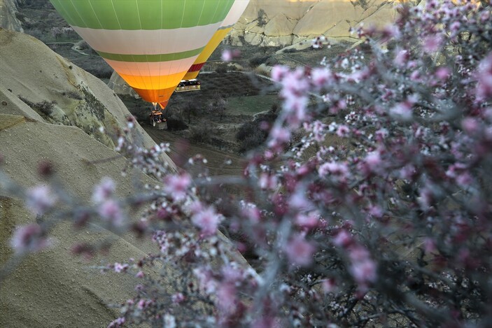 Kapadokya'ya bahar geldi! Sıcak hava balon turları yeniden başladı