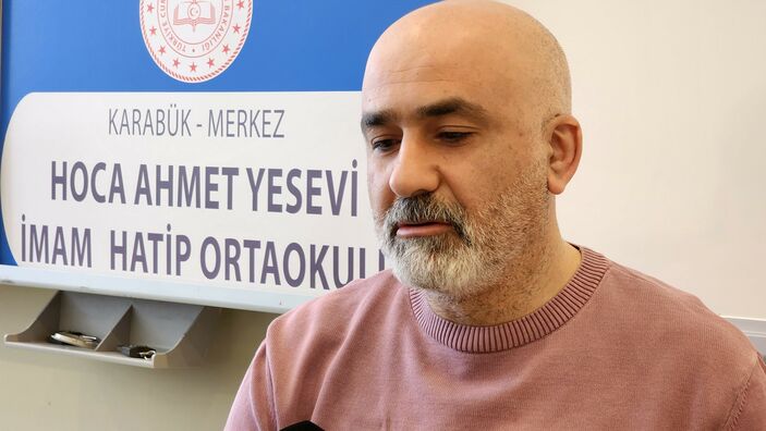 Karabük'te depremde kaybettiği yakınlarına rağmen öğrencilerine faydalı olmaya çalışıyor