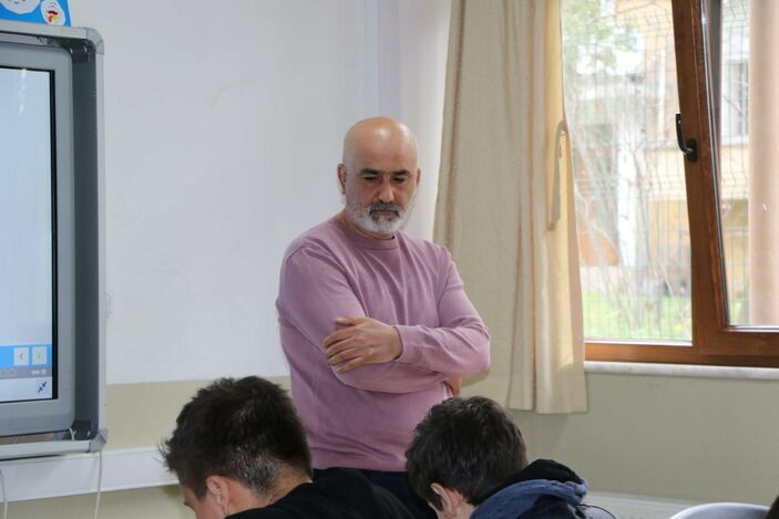 Karabük'te depremde kaybettiği yakınlarına rağmen öğrencilerine faydalı olmaya çalışıyor