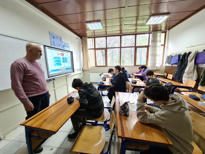 Karabük'te depremde kaybettiği yakınlarına rağmen öğrencilerine faydalı olmaya çalışıyor