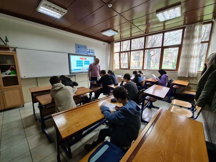Karabük'te depremde kaybettiği yakınlarına rağmen öğrencilerine faydalı olmaya çalışıyor